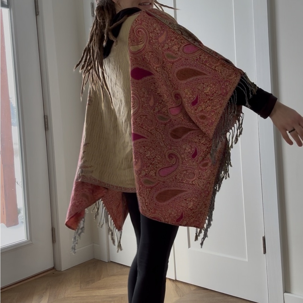 Sold. -PASHMINA PONCHO - Picture 3 of 6